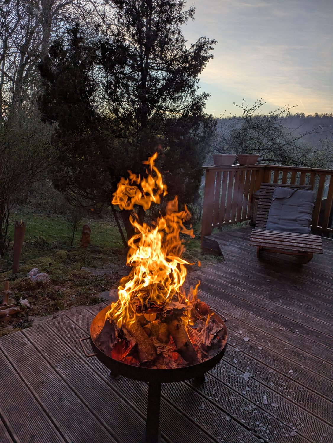 Feuerschale am Abend auf der Terrasse