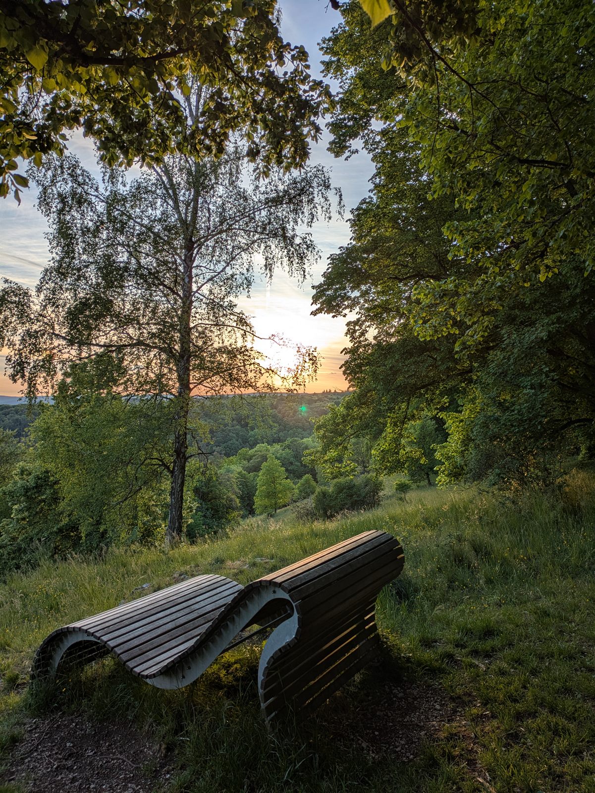 Ruhiger Sitzplatz im Garten in der Abendsonne