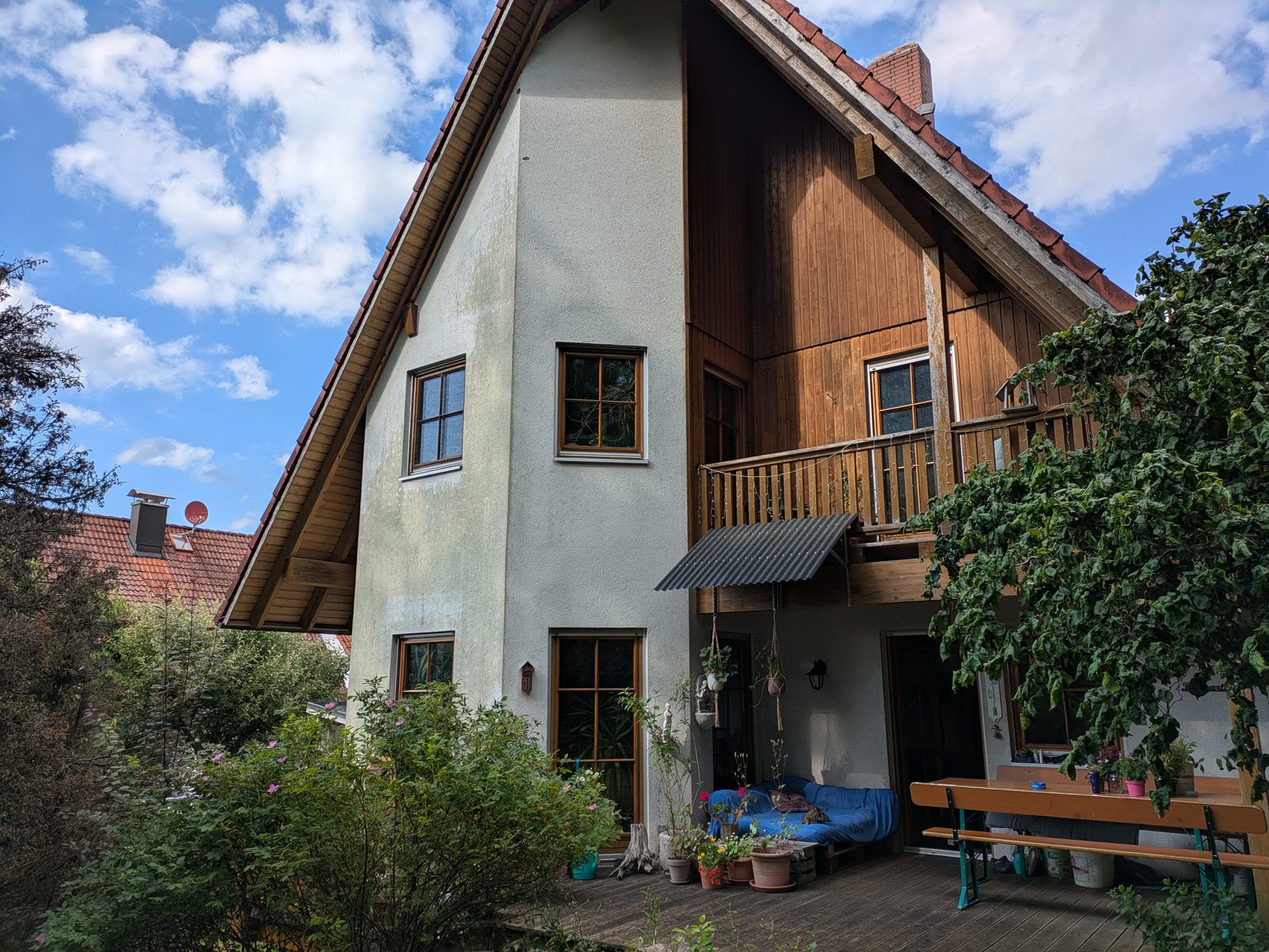 Ein Haus mit grünem Garten – ein Ort der Ruhe, an dem die Begleitung stattfindet