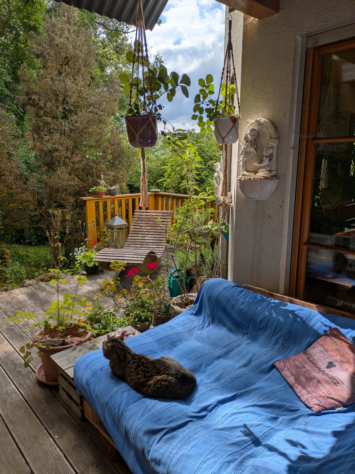 Sonnige Terrasse im Grünen – ein geschützter Ort zum Ankommen und Durchatmen